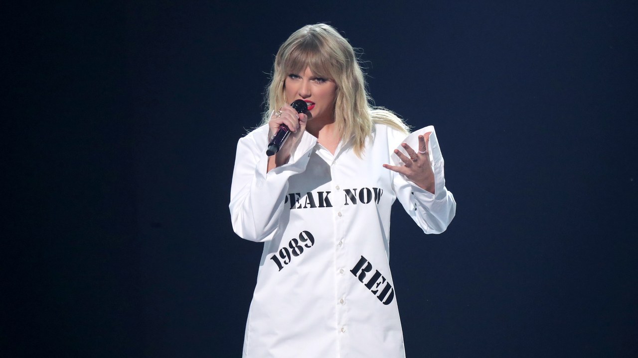 2019 AMAs: Taylor Swift Shut Down Feud Over Music Rights With Career-Spanning Medley