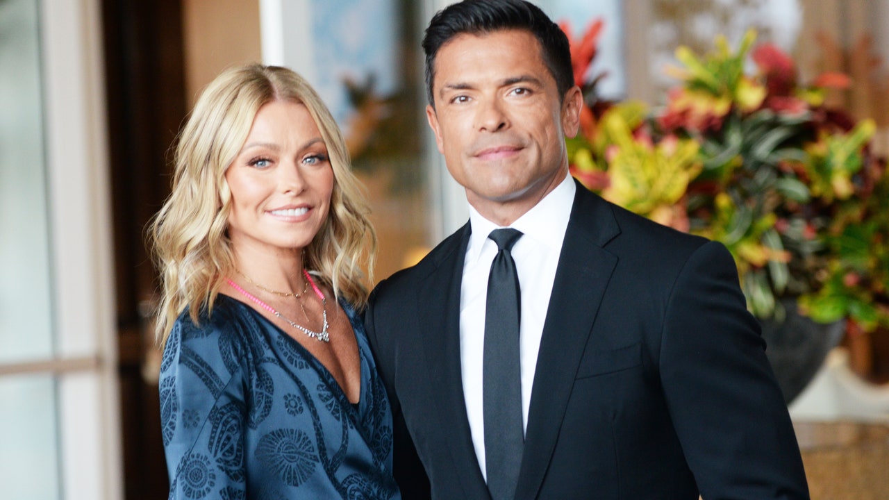 Hello, Kelly Ripa Posted a Photo of Mark Consuelos Staring at Her Butt